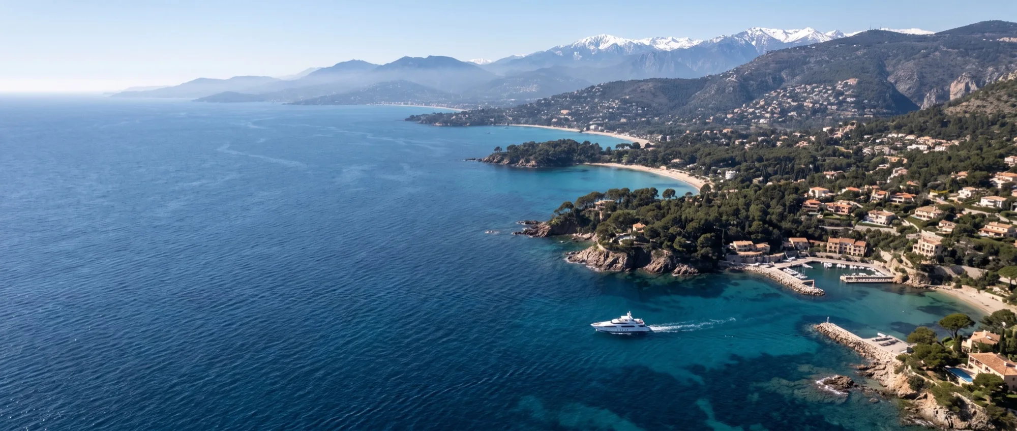 La côte de la Riviera vue du ciel, pointe après pointe filant vers l'est dans la brume.