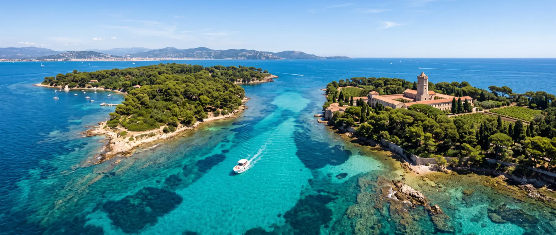 La rive boisée des îles de Lérins au-dessus d’une eau claire et peu profonde.