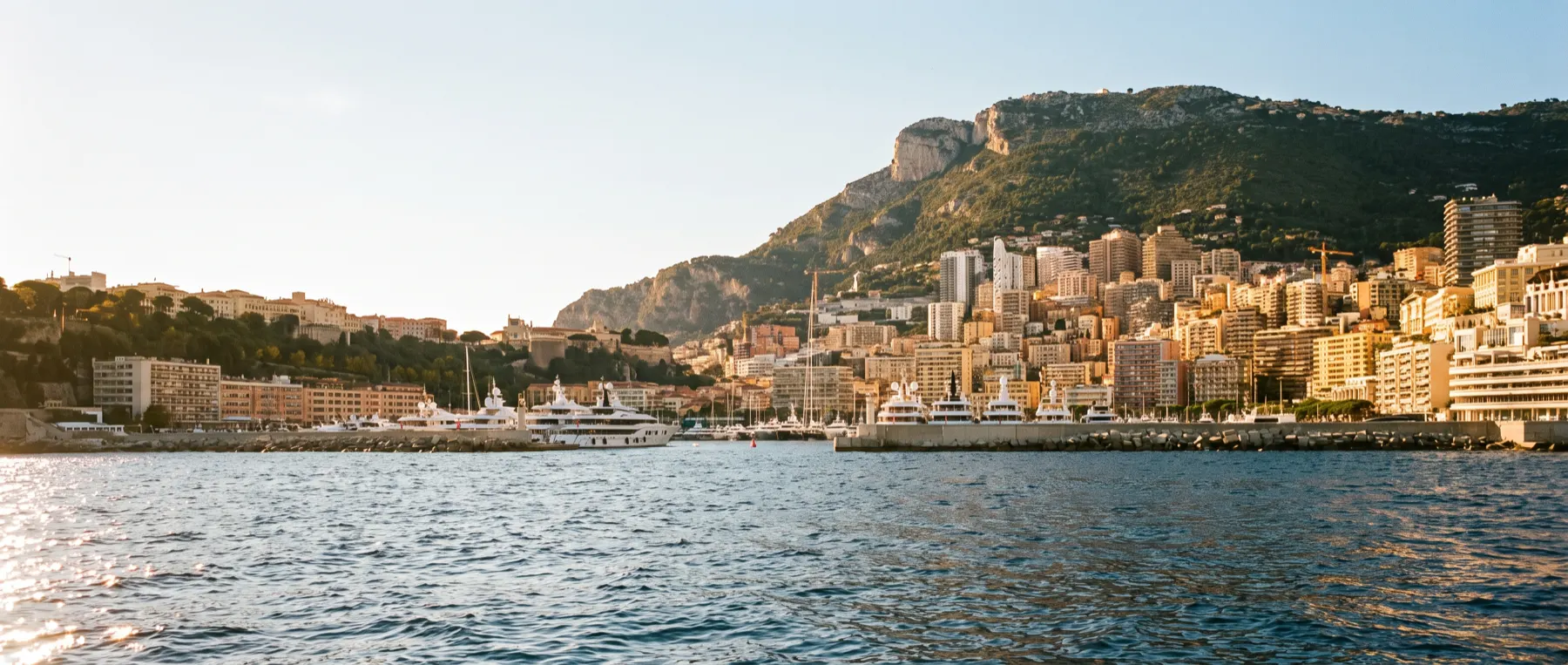 Le front de mer et le port de Monaco vus depuis la mer.