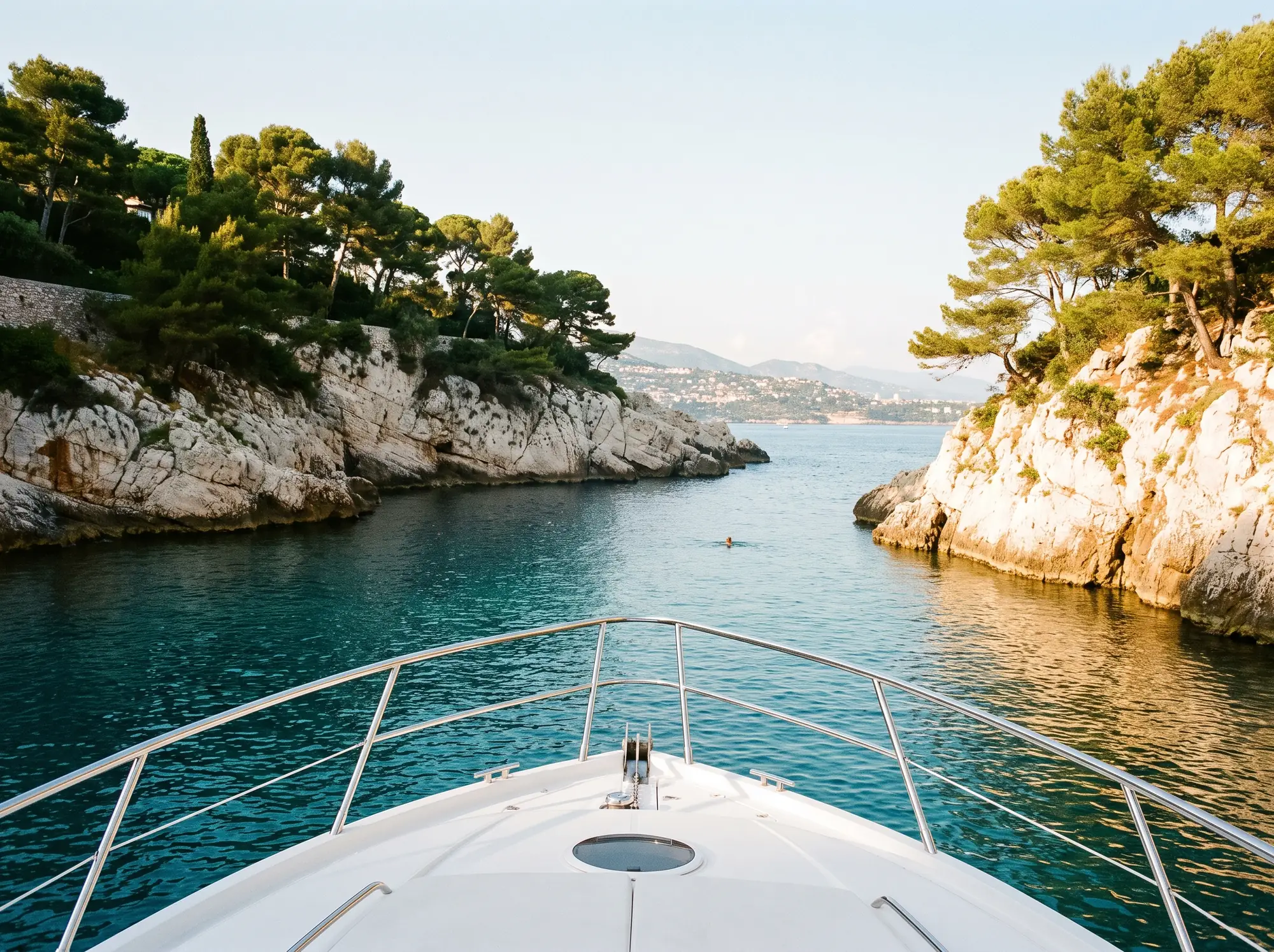 Monaco vu de la mer l’après-midi, le Rocher et les tours de Monte-Carlo au-dessus du port.